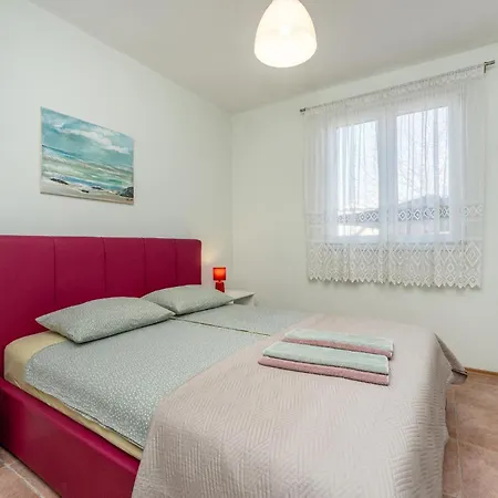 Apartment 2 Bedroom Pet Friendly Apartment In Pakostane *